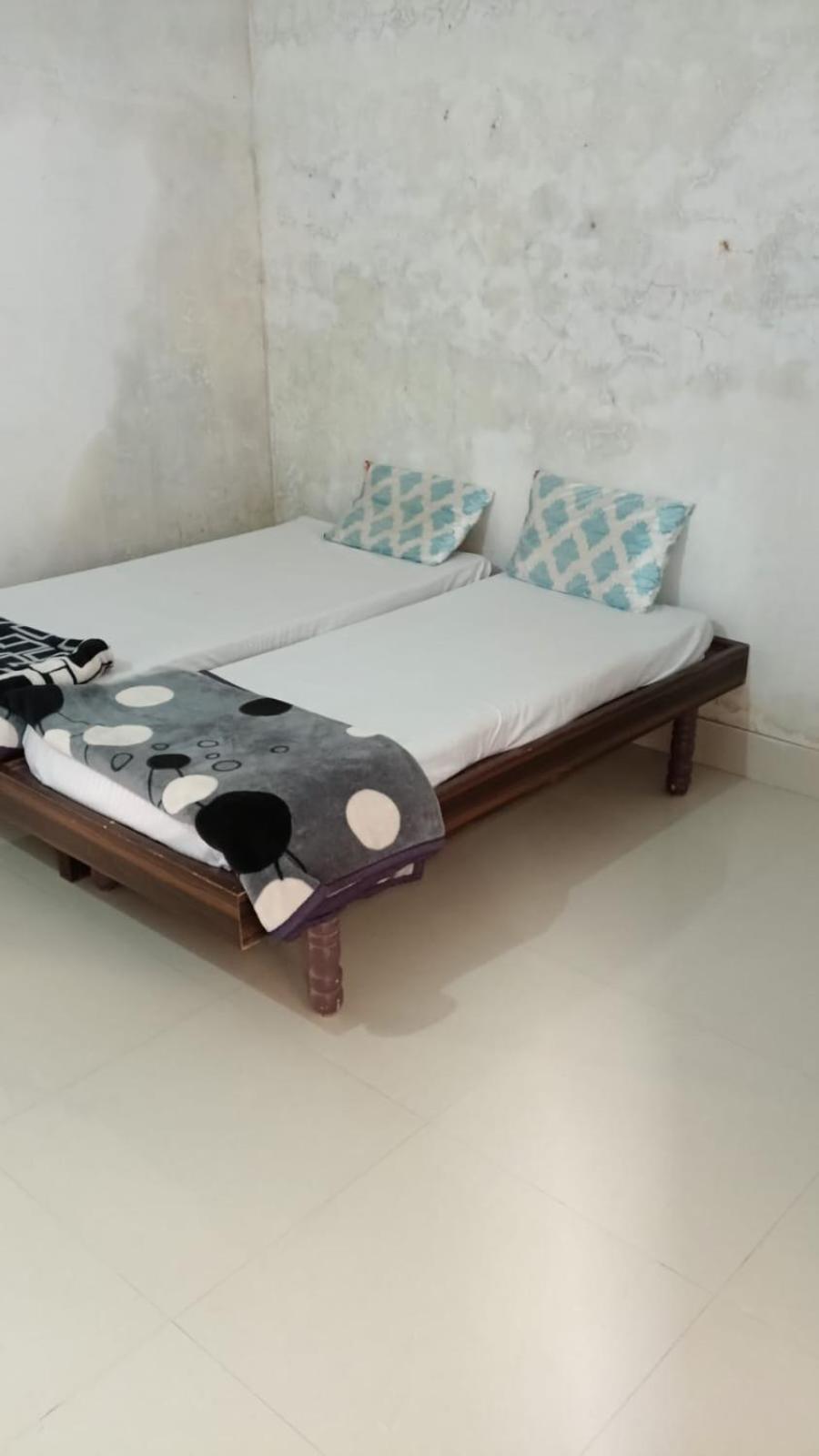 Dwarka Home Stay Bagian luar foto