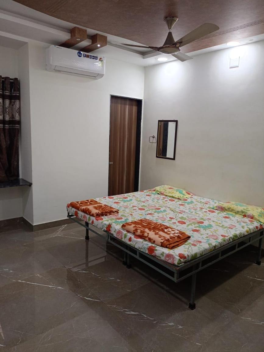 Dwarka Home Stay Bagian luar foto