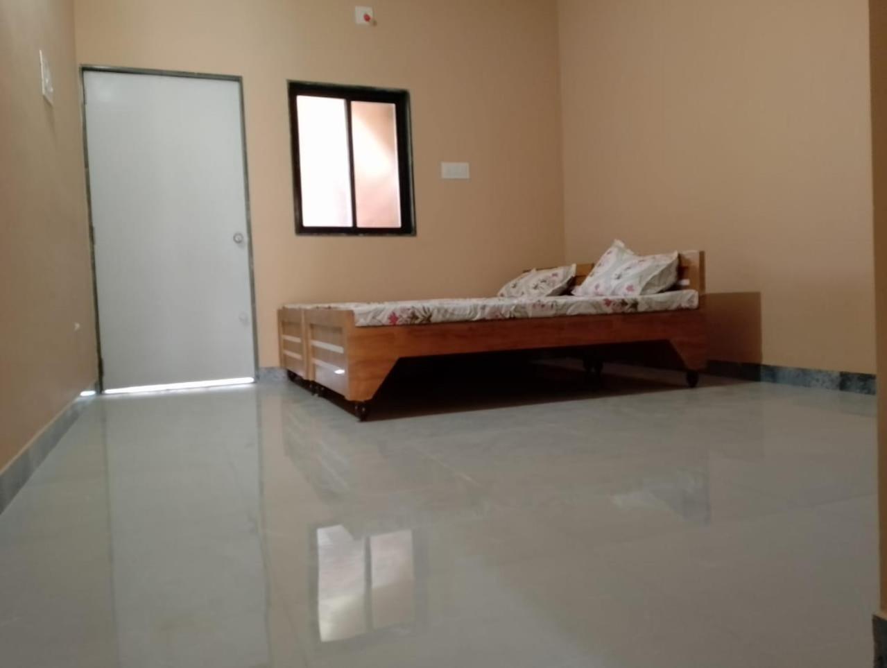 Dwarka Home Stay Bagian luar foto