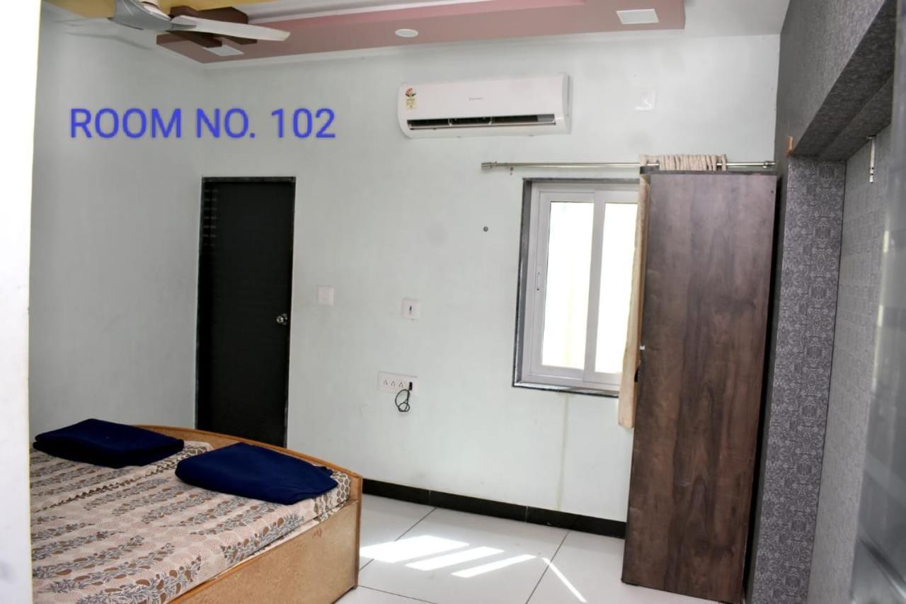 Dwarka Home Stay Bagian luar foto