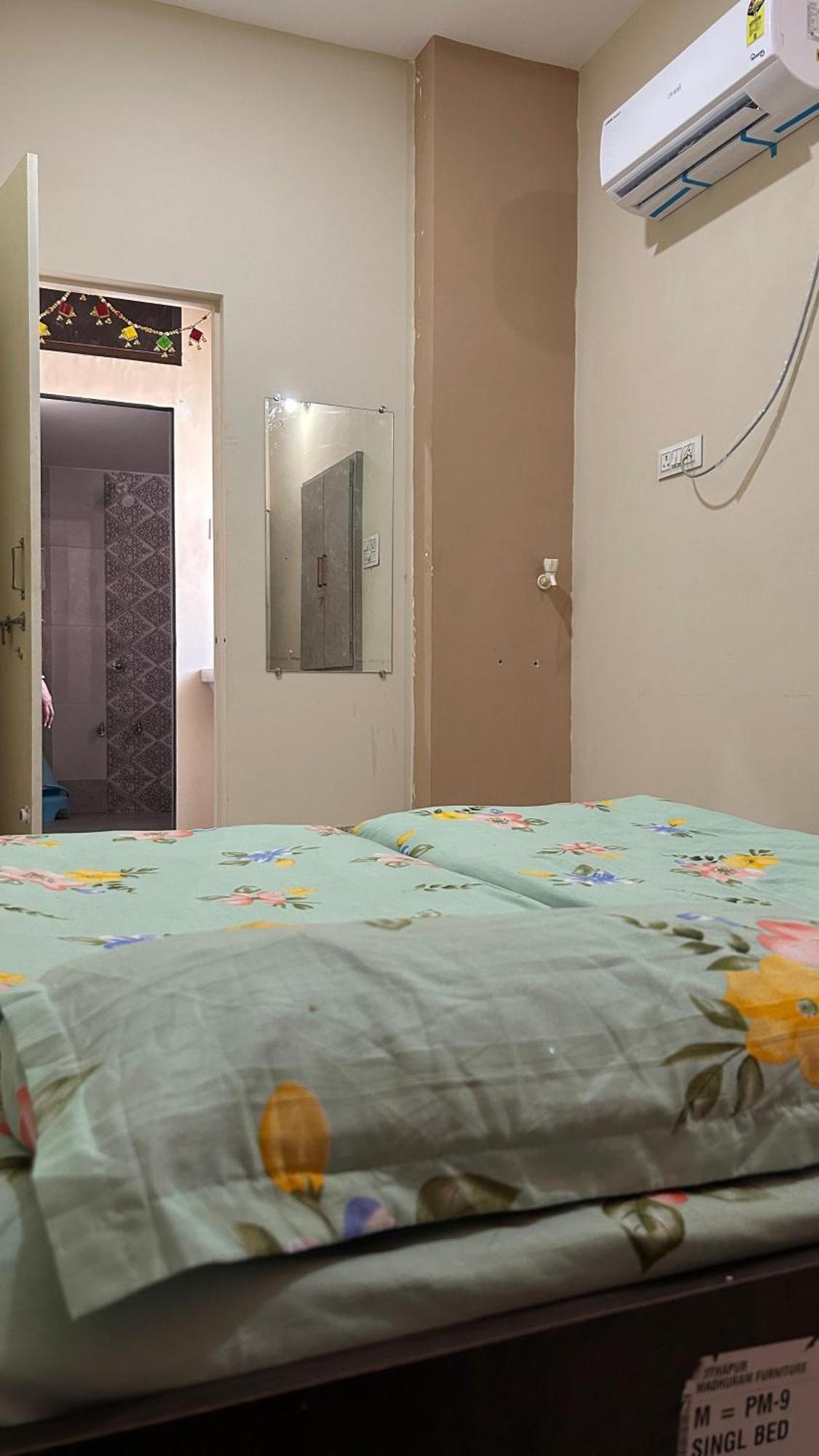 Dwarka Home Stay Bagian luar foto