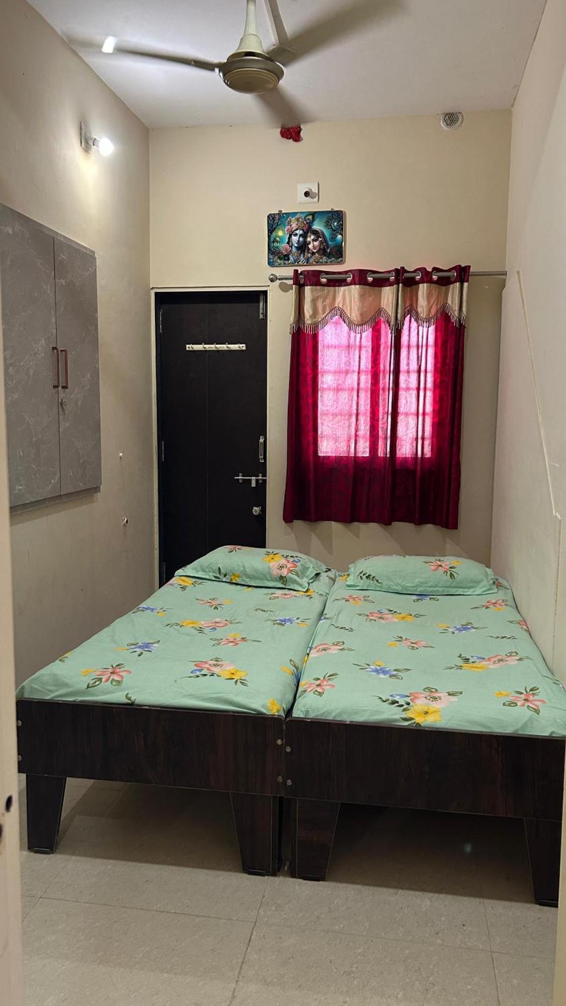 Dwarka Home Stay Bagian luar foto