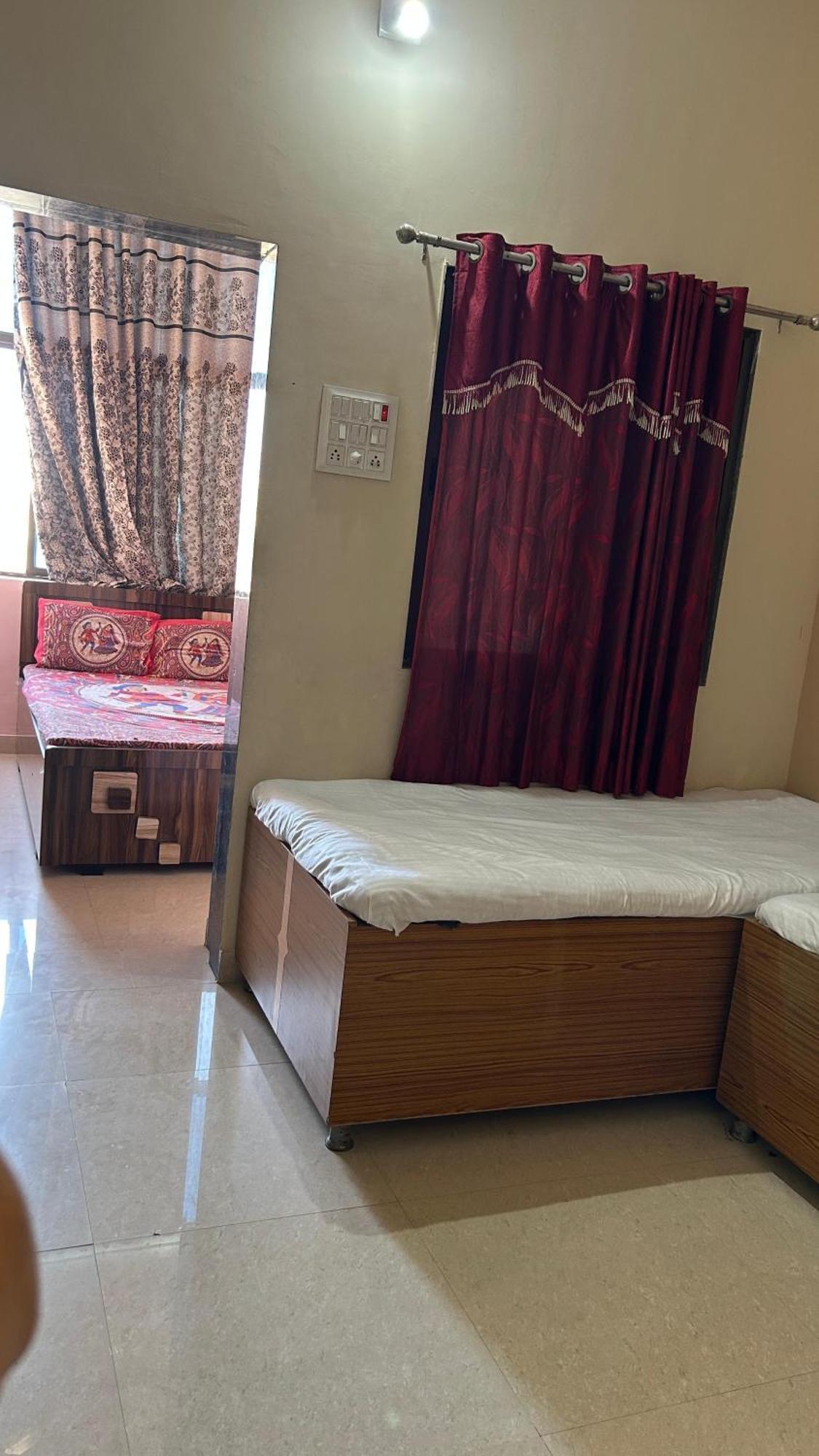 Dwarka Home Stay Bagian luar foto