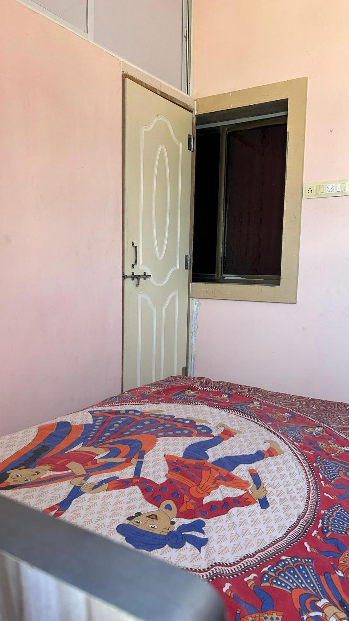Dwarka Home Stay Bagian luar foto