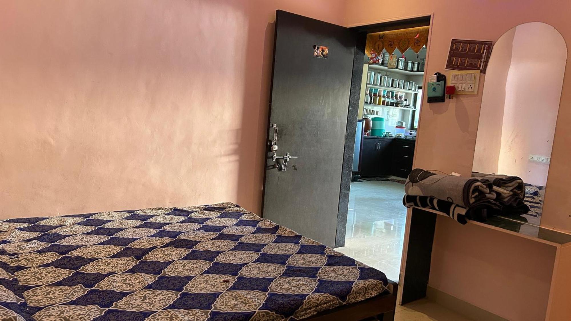 Dwarka Home Stay Bagian luar foto